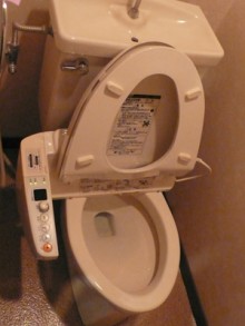 すっきり！シックで清潔なトイレ空間に
